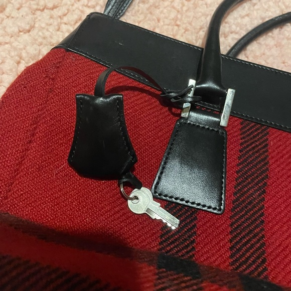 BURBERRY TOTE. FUN FLANNEL DESIGN INCLUDED FOR THE LOCK. Multiple pockets - Picture 2 of 10